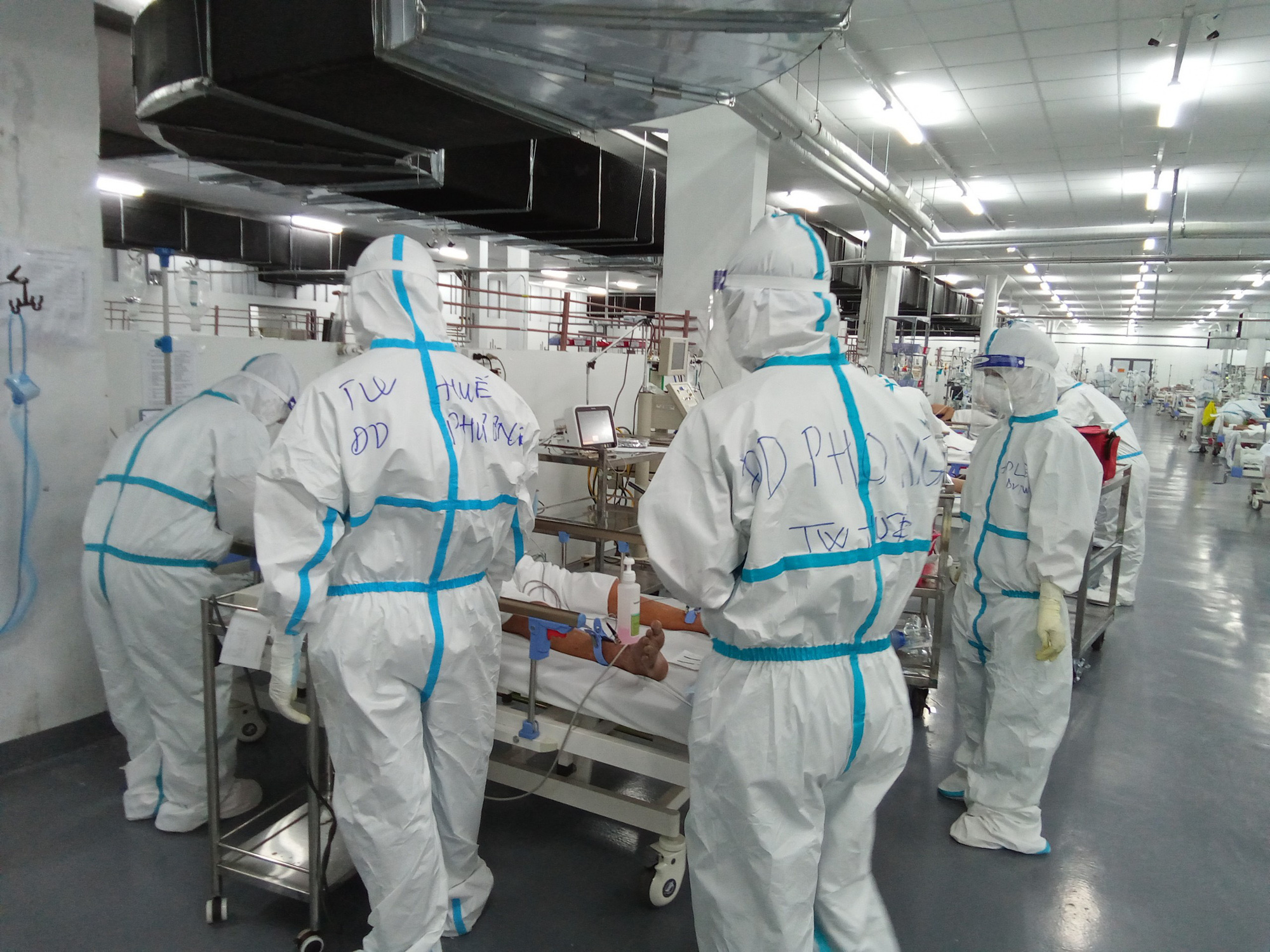 TP HCM: Bên trong bệnh viện dã chiến số 14 chuyên cấp cứu bệnh nhân Covid-19 - Ảnh 7.