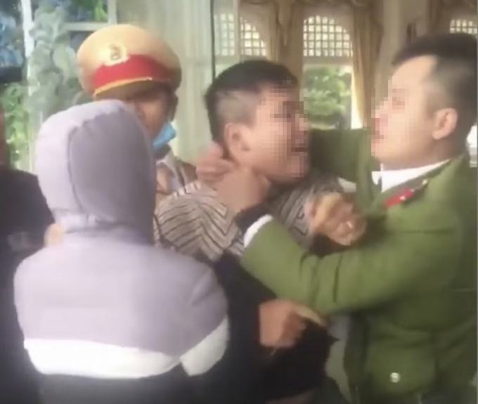 Nam thanh niên dùng dao, kéo tấn công Phó trưởng công an xã tại chốt kiểm soát Covid-19