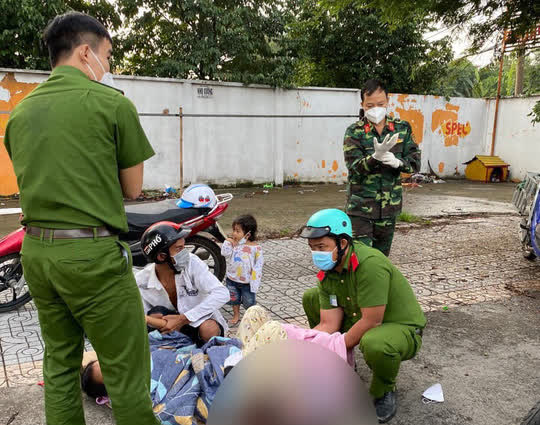 Chiến sĩ công an, bộ đội đỡ đẻ cho thai phụ ngay trên vỉa hè