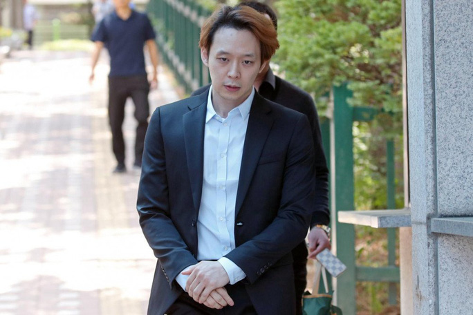 &ldquo;Ho&agrave;ng tử g&aacute;c m&aacute;i&rdquo; Park Yoo Chun bị tố c&oacute; đến 50 bạn g&aacute;i - Ảnh 2.