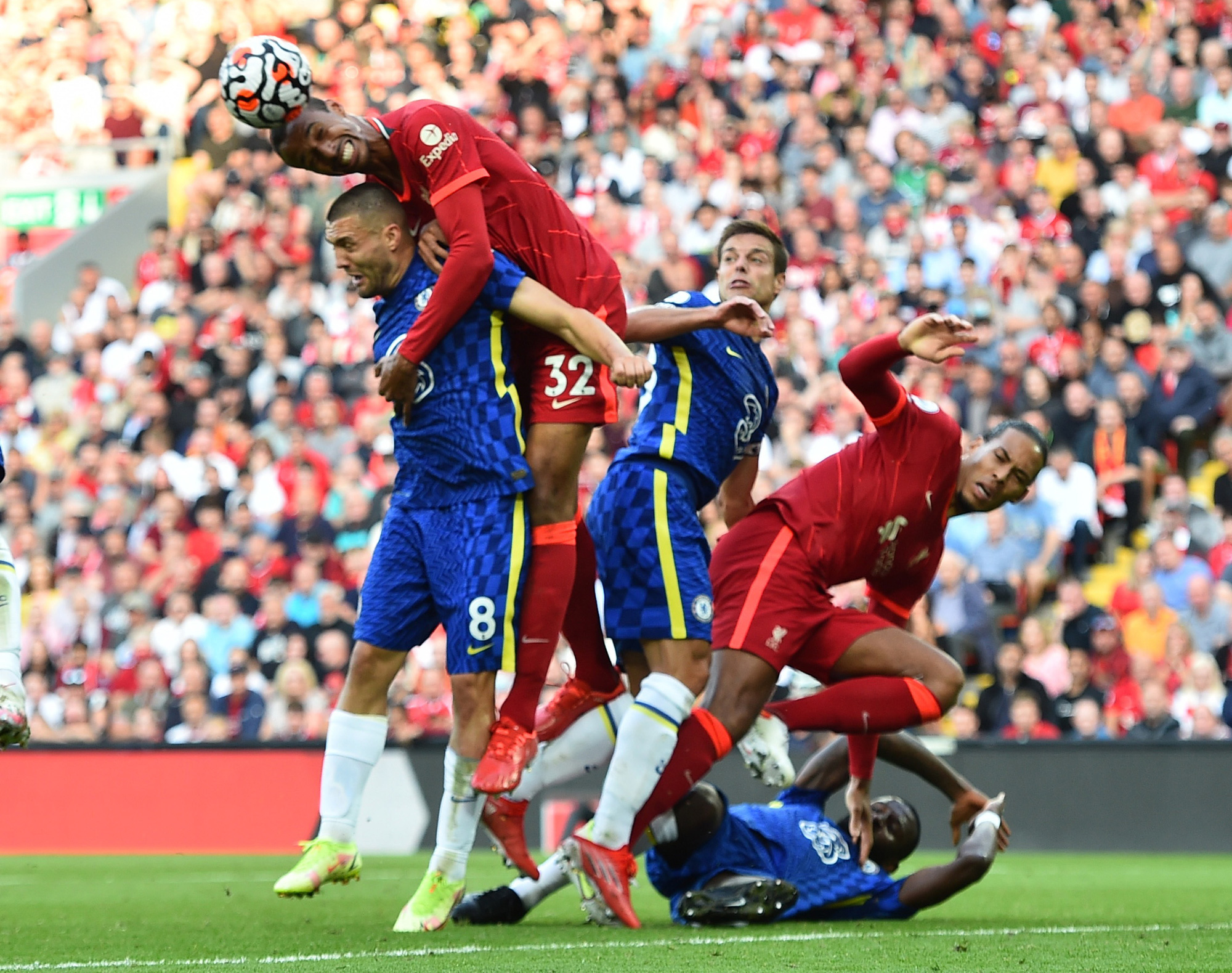 Thẻ đỏ mất qu&acirc;n, Chelsea ki&ecirc;n cường cầm h&ograve;a Liverpool ở Anfield - Ảnh 1.