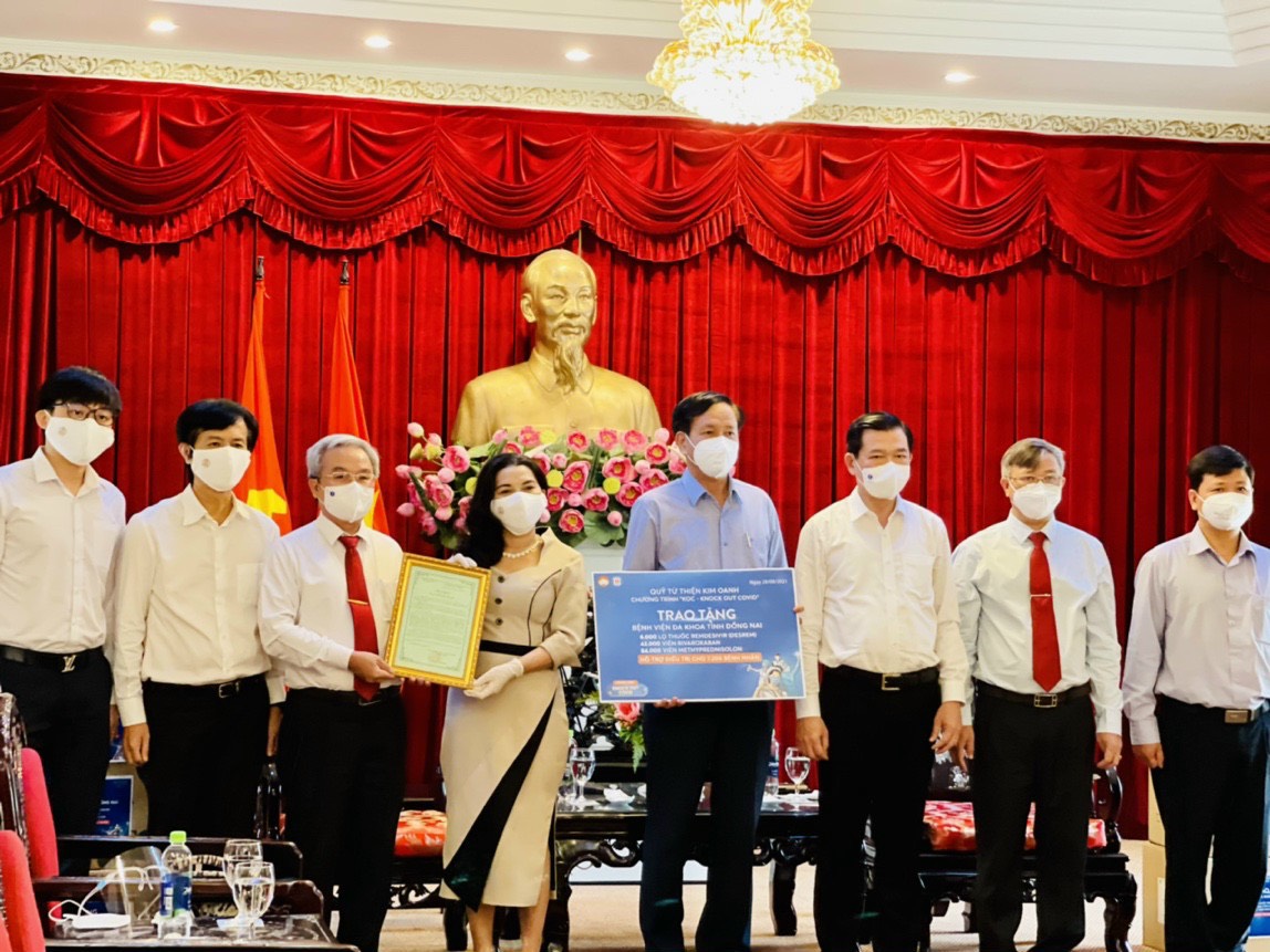 Quỹ Từ thiện Kim Oanh hỗ trợ thuốc điều trị Covid-19 cho các bệnh viện tuyến đầu - Ảnh 2.