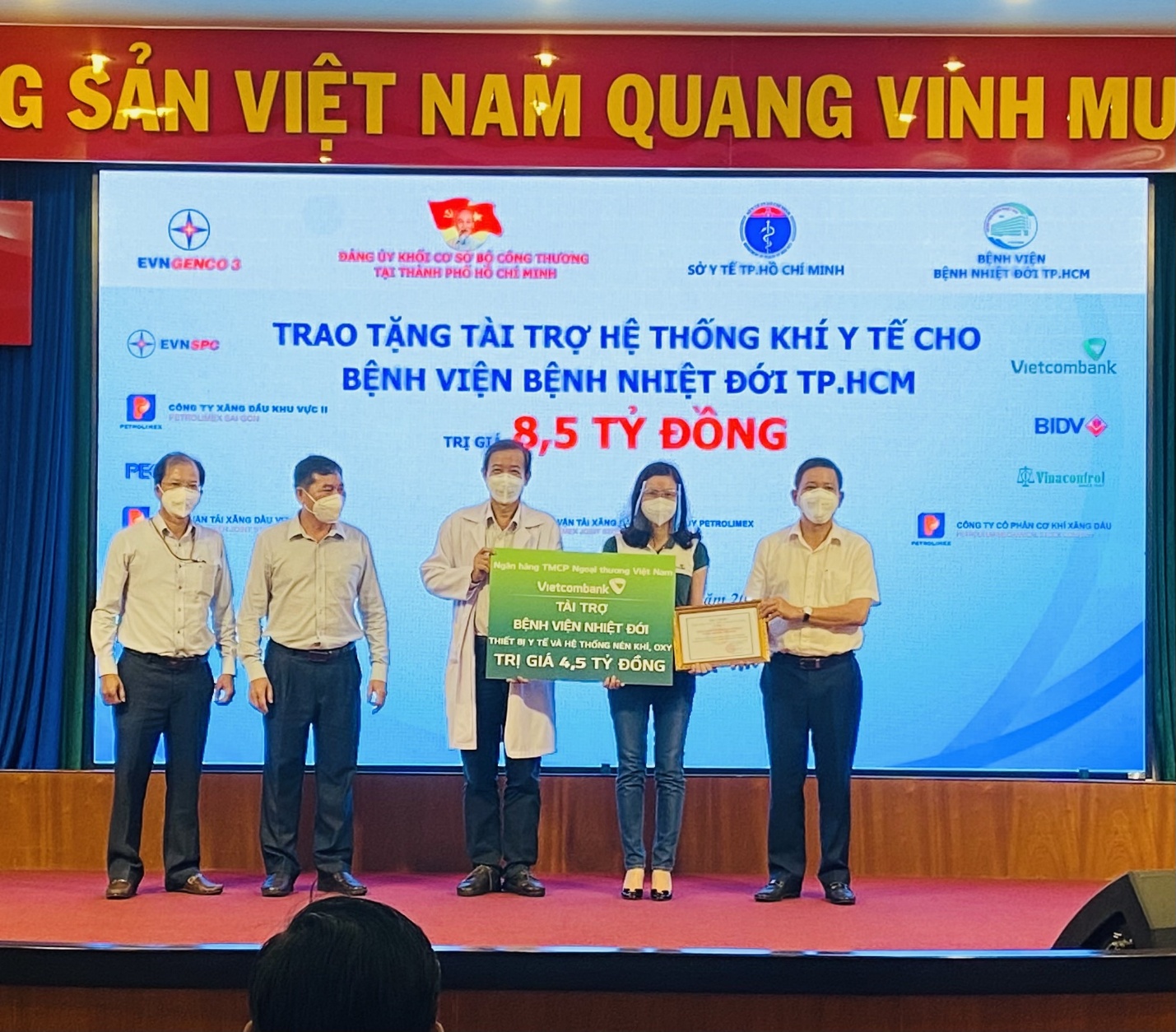 Vietcombank TP HCM hỗ trợ, chia sẻ cùng tuyến đầu Thành phố đẩy lùi đại dịch Covid-19 - Ảnh 1.