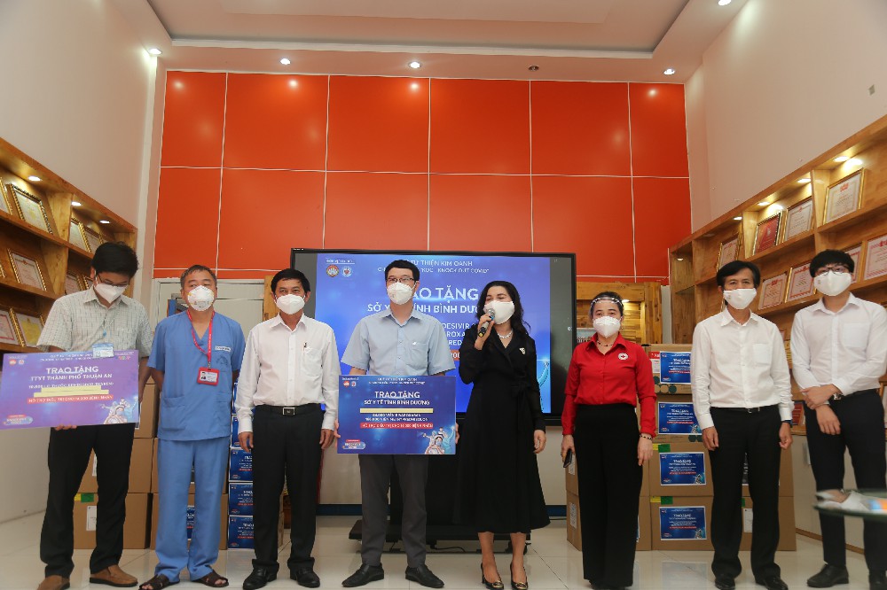 Quỹ Từ thiện Kim Oanh hỗ trợ thuốc điều trị Covid-19 cho các bệnh viện tuyến đầu - Ảnh 4.