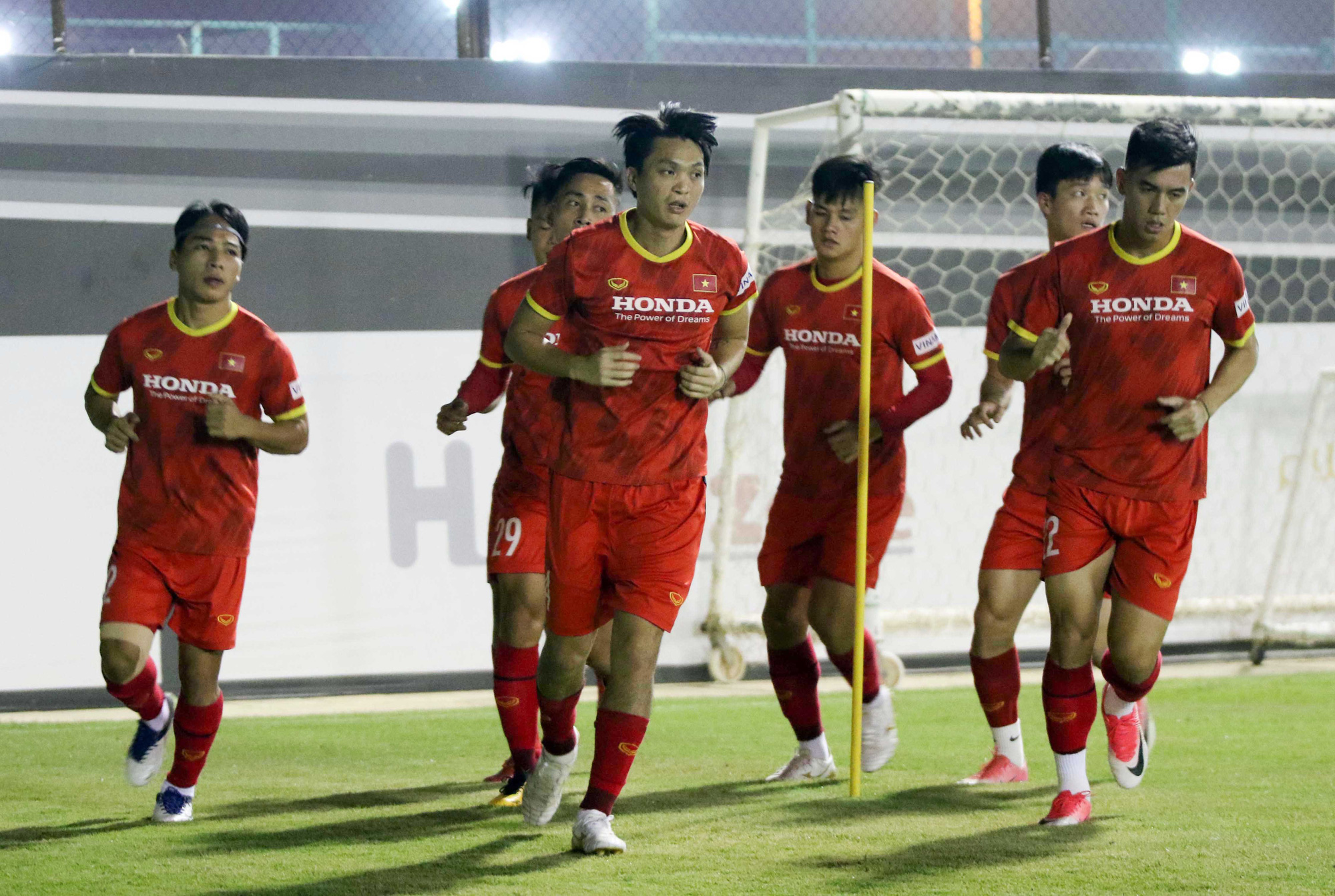 Đặng Văn L&acirc;m vui tươi c&ugrave;ng đồng đội tr&ecirc;n s&acirc;n tập sau gần 2 năm vắng b&oacute;ng - Ảnh 6.