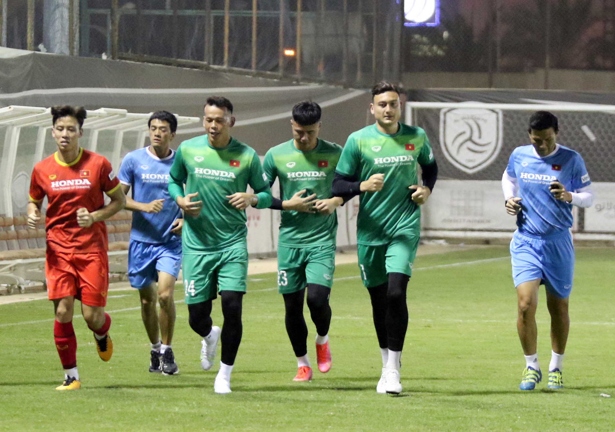 Đặng Văn Lâm vui tươi cùng đồng đội trên sân tập sau gần 2 năm "vắng bóng"