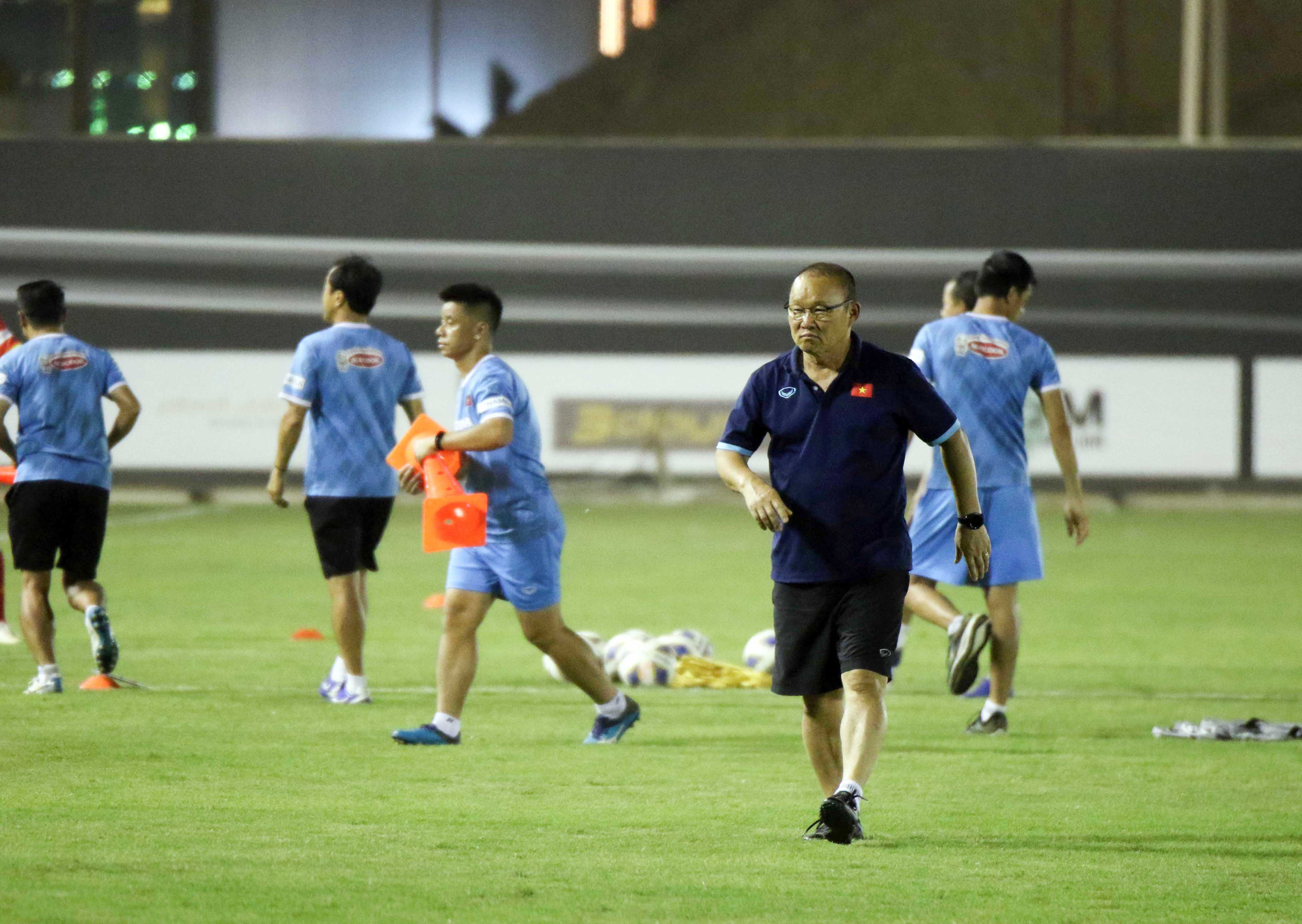 Đặng Văn L&acirc;m vui tươi c&ugrave;ng đồng đội tr&ecirc;n s&acirc;n tập sau gần 2 năm vắng b&oacute;ng - Ảnh 4.
