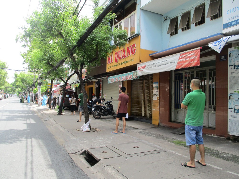 Cận cảnh đội ti&ecirc;m lưu động đến tận tổ d&acirc;n phố ti&ecirc;m vắc-xin cho người d&acirc;n - Ảnh 1.
