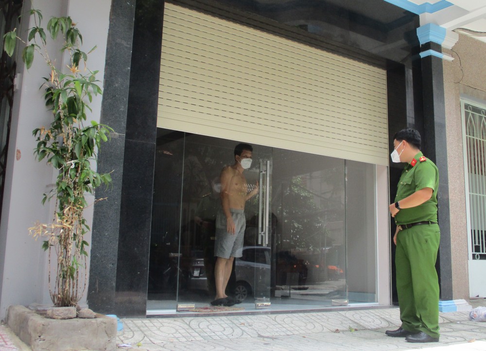 Cận cảnh đội ti&ecirc;m lưu động đến tận tổ d&acirc;n phố ti&ecirc;m vắc-xin cho người d&acirc;n - Ảnh 7.