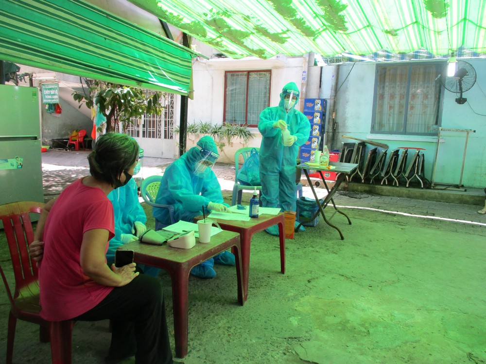 Cận cảnh đội ti&ecirc;m lưu động đến tận tổ d&acirc;n phố ti&ecirc;m vắc-xin cho người d&acirc;n - Ảnh 8.
