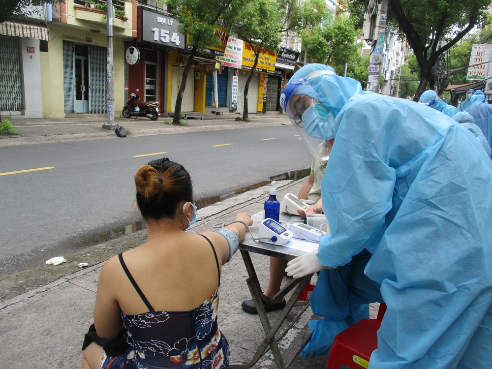 Cận cảnh đội ti&ecirc;m lưu động đến tận tổ d&acirc;n phố ti&ecirc;m vắc-xin cho người d&acirc;n - Ảnh 4.