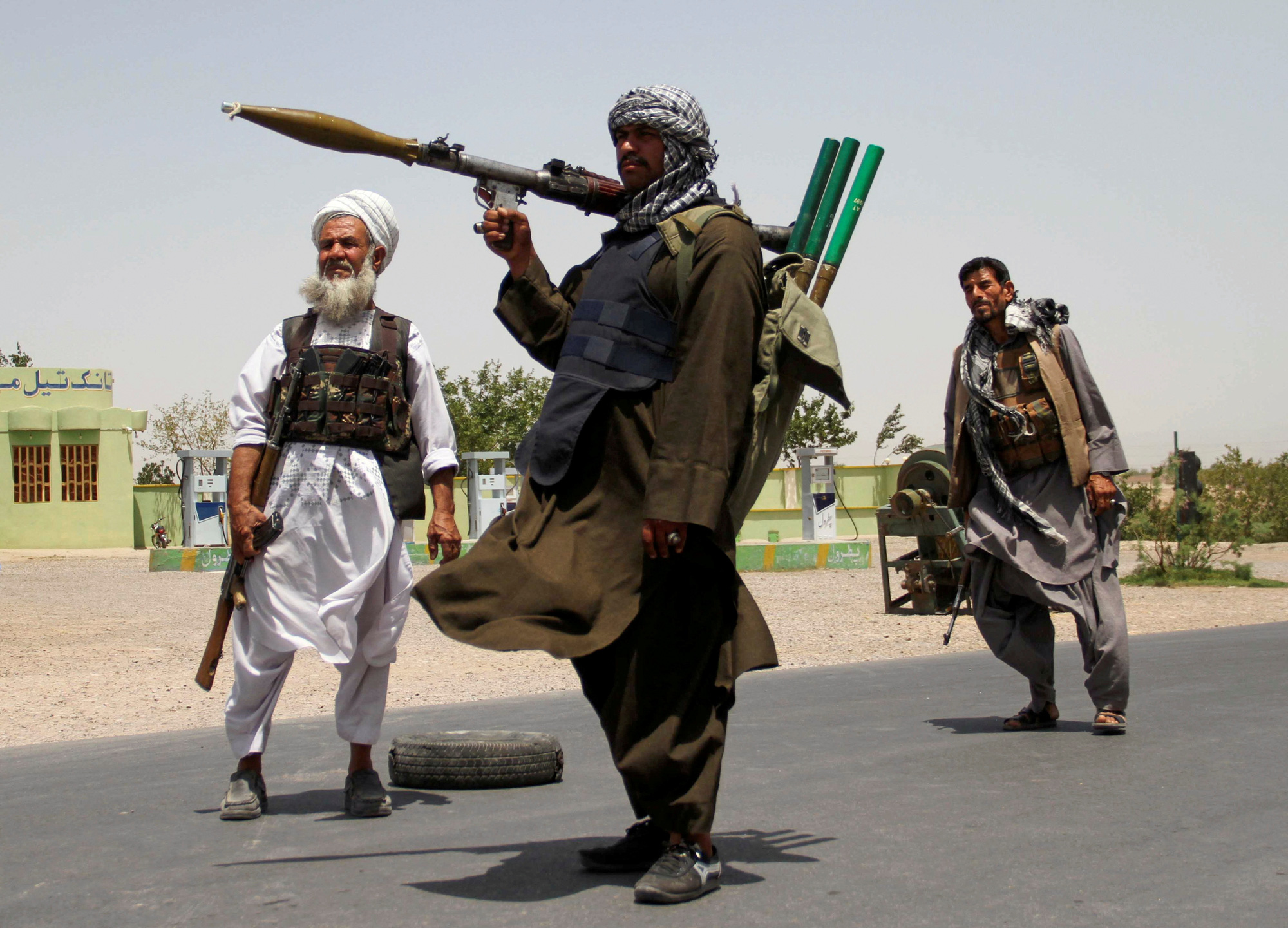 Dân thường Afghanistan kẹt giữa hai làn đạn