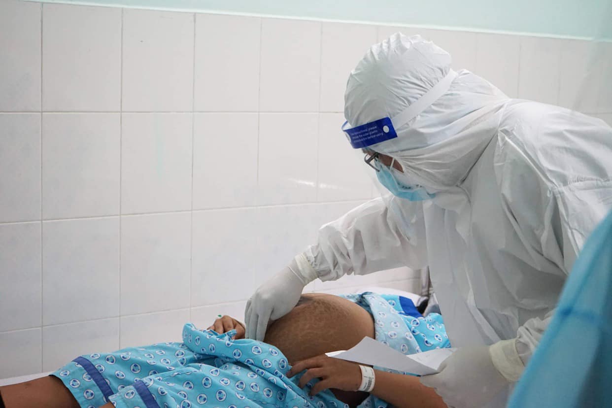 Bên trong Bệnh viện điều trị Covid-19 cho sản phụ tại TP HCM - Ảnh 2.