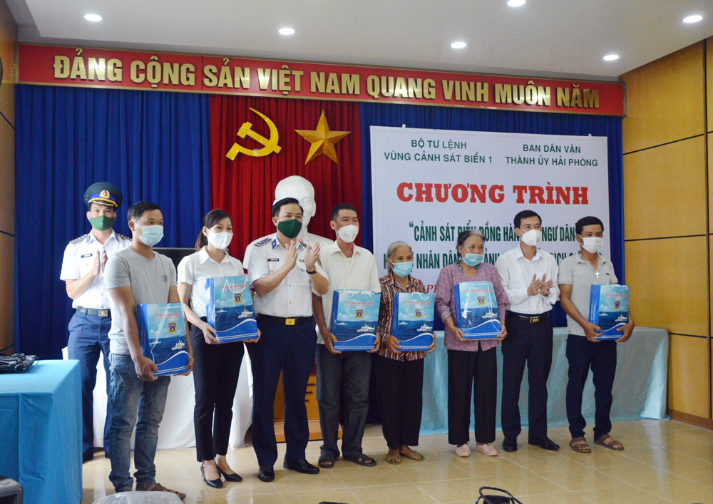 "Cảnh sát biển đồng hành với ngư dân" tại Hải Phòng