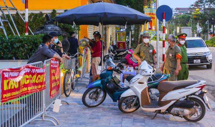 Hai nh&acirc;n vi&ecirc;n Vinmart trong khu đ&ocirc; thị ở H&agrave; Nội dương t&iacute;nh SARS-CoV-2 - Ảnh 1.