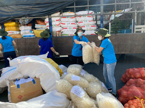 San sẻ khó khăn với công nhân TP HCM