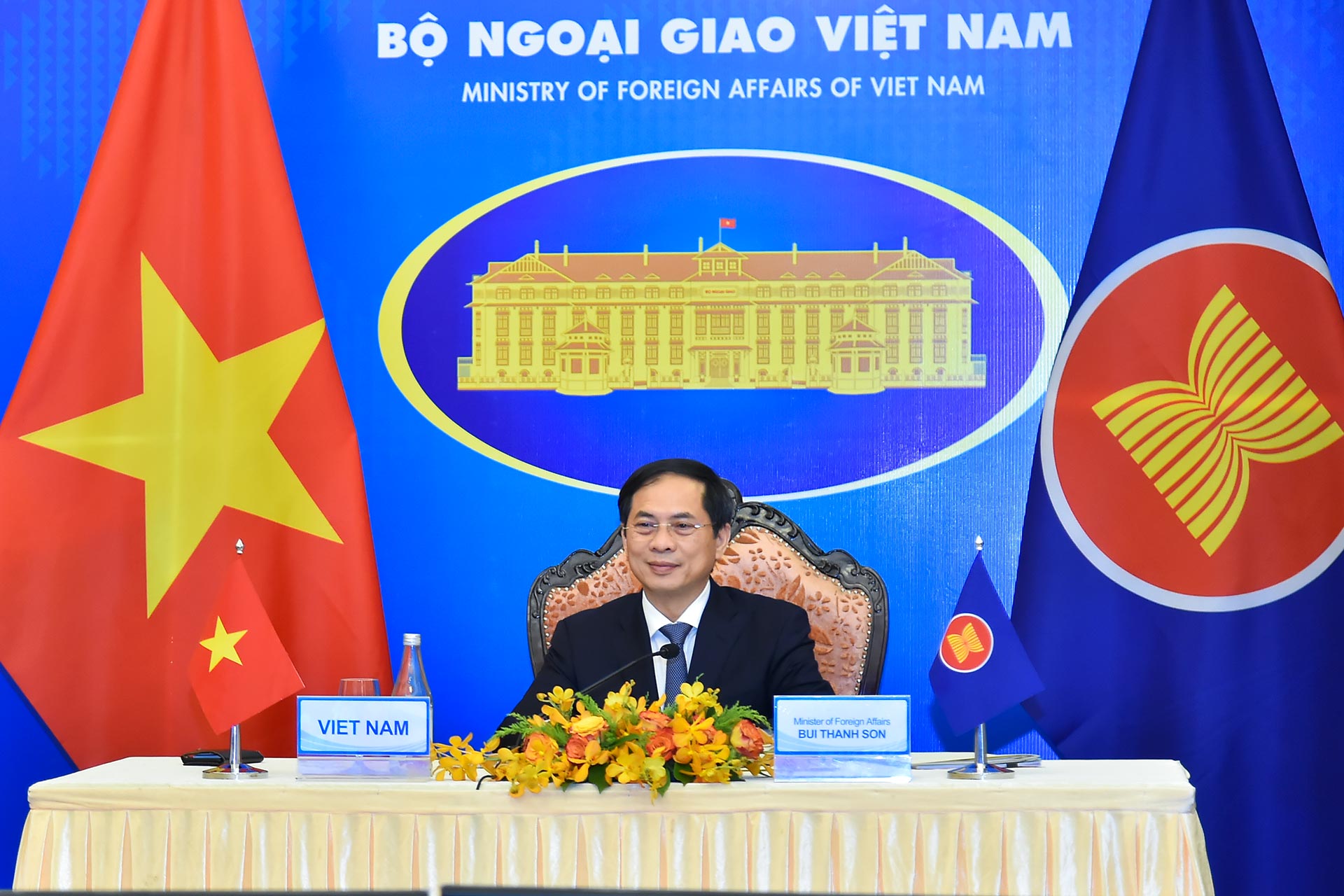Bộ trưởng Ngoại giao Việt Nam - Nhật Bản bắt tay trực tuyến - Ảnh 2.