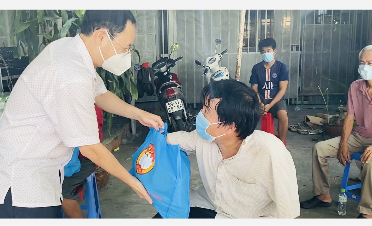 Công nhân xúc động nhận "túi an sinh xã hội" từ lãnh đạo TP Thủ Đức
