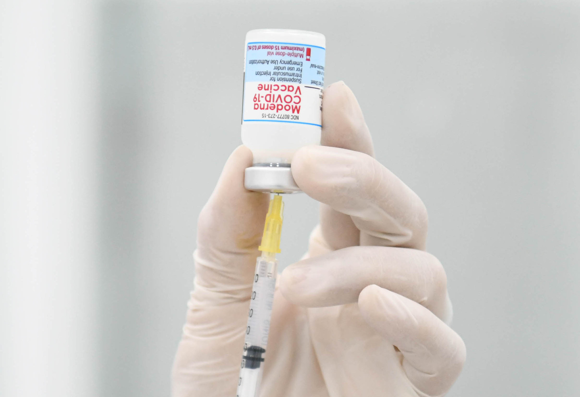 Không tiêm vắc-xin Moderna cho người đã tiêm mũi 1 AstraZeneca
