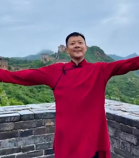 Bị chỉ tr&iacute;ch v&igrave; nhảy tr&ecirc;n bờ tường Vạn L&yacute; Trường Th&agrave;nh, diễn vi&ecirc;n xin lỗi - Ảnh 2.