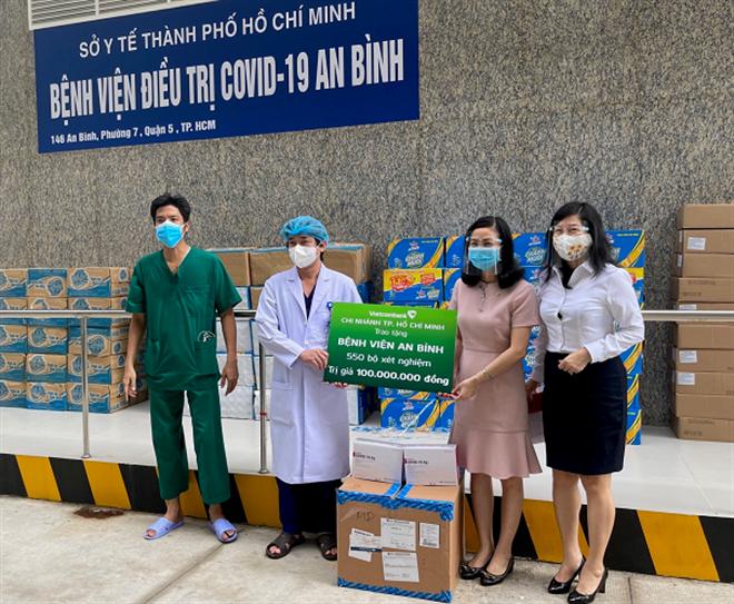Vietcombank TP HCM chung tay c&ugrave;ng ch&iacute;nh quyền v&agrave; nh&acirc;n d&acirc;n Th&agrave;nh phố đẩy l&ugrave;i dịch Covid-19 - Ảnh 2.