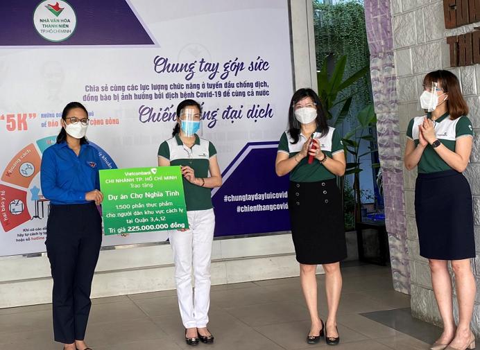 Vietcombank TP HCM chung tay c&ugrave;ng ch&iacute;nh quyền v&agrave; nh&acirc;n d&acirc;n Th&agrave;nh phố đẩy l&ugrave;i dịch Covid-19 - Ảnh 5.
