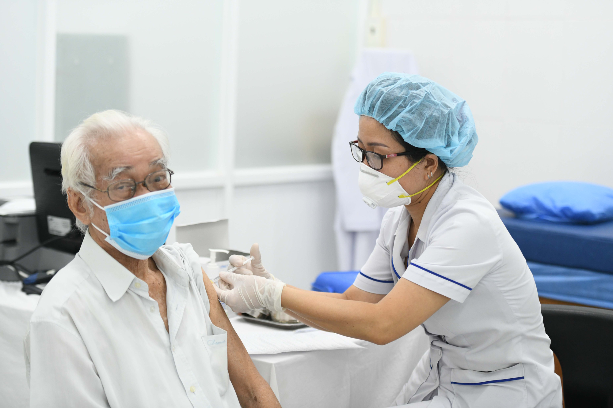 Kh&ocirc;ng ti&ecirc;m vắc-xin Moderna cho người đ&atilde; ti&ecirc;m mũi 1 AstraZeneca - Ảnh 1.