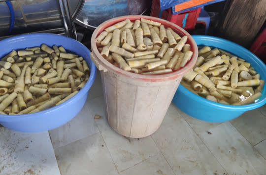Đồng bào dân tộc thiểu số lên rừng hái măng, rau hỗ trợ người dân TP HCM chống dịch - Ảnh 5.