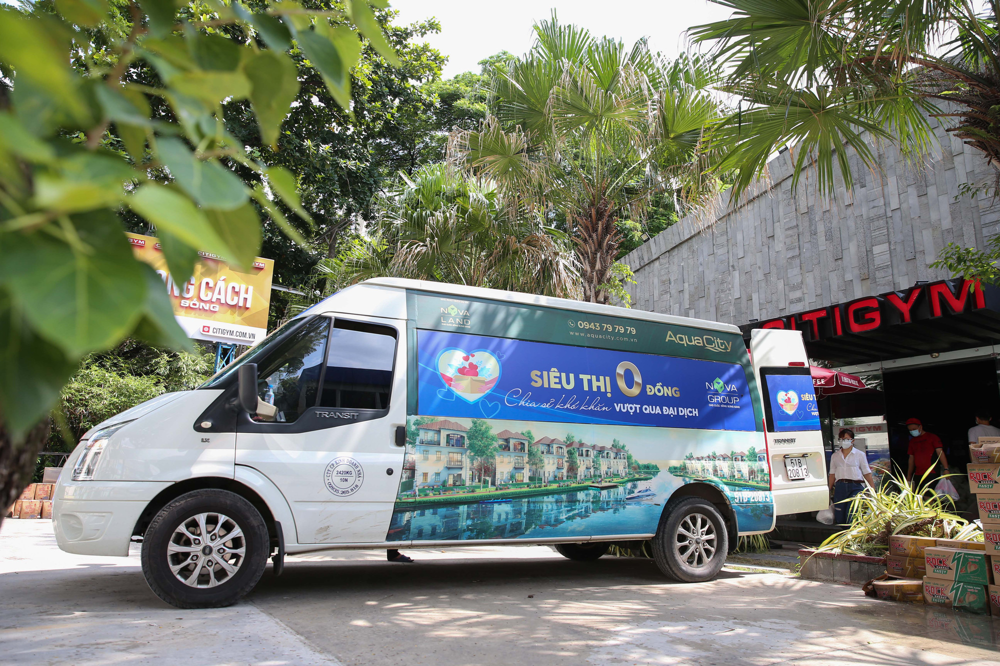 Ấm l&ograve;ng những chuyến xe Si&ecirc;u thị 0 đồng đến với người kh&oacute; khăn trong m&ugrave;a dịch - Ảnh 1.