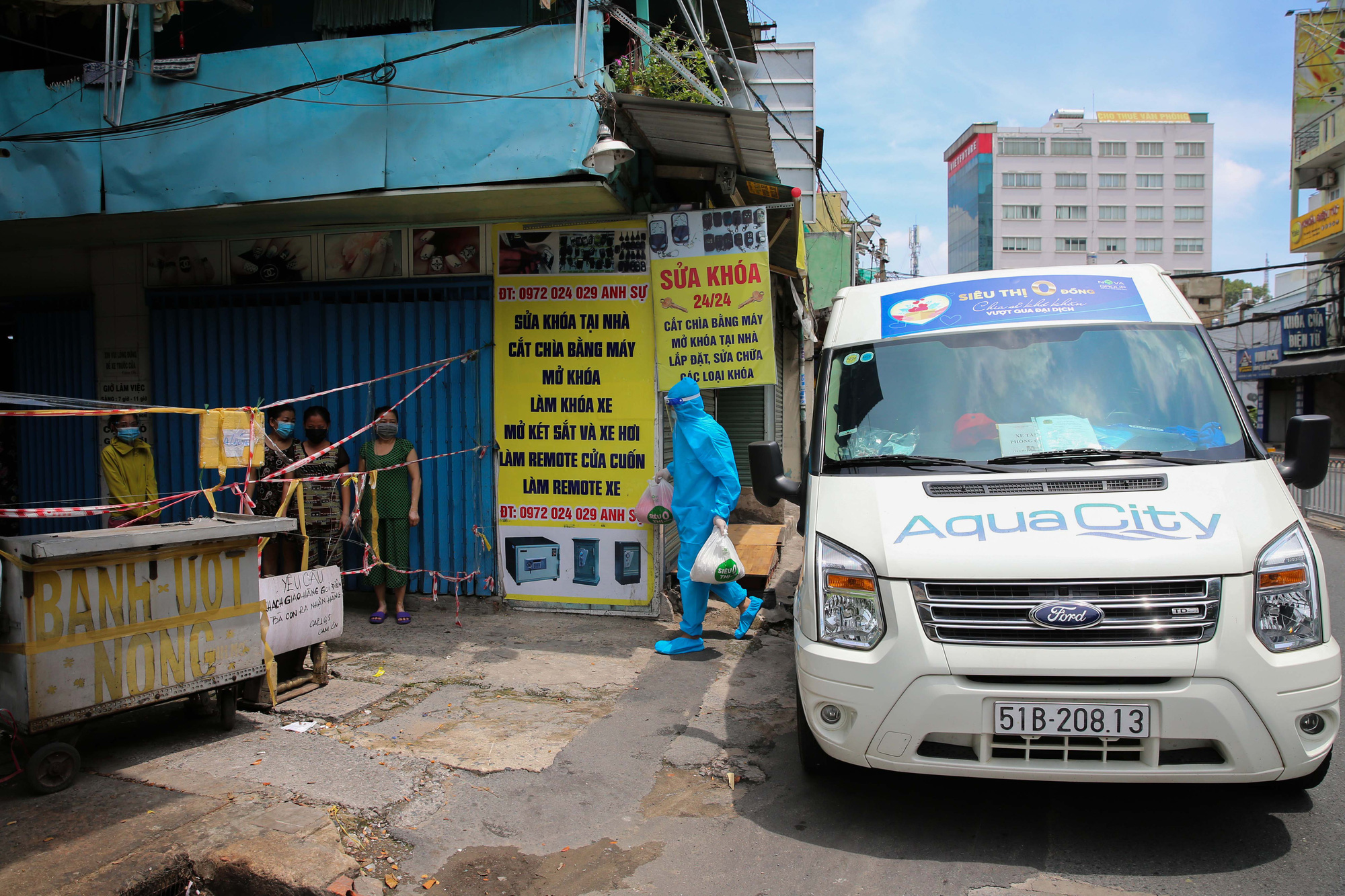 Ấm l&ograve;ng những chuyến xe Si&ecirc;u thị 0 đồng đến với người kh&oacute; khăn trong m&ugrave;a dịch - Ảnh 4.