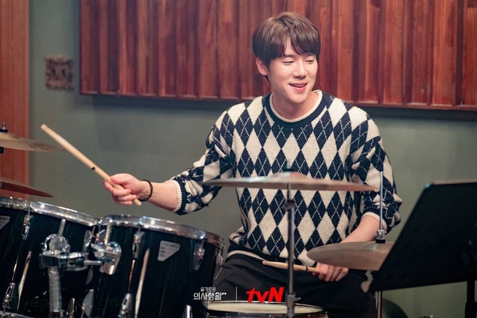Yoo Yeon Seok - nghệ sĩ đa tài của showbiz Hàn - Ảnh 2.