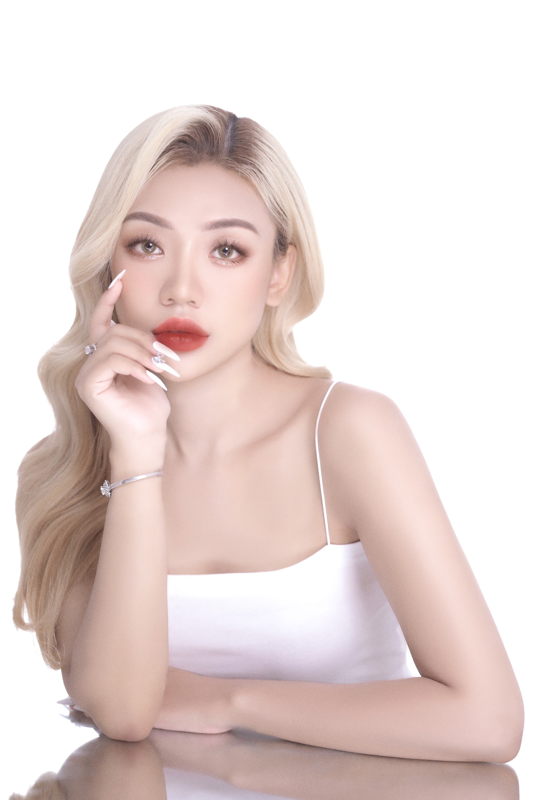 Diện mạo cô gái xinh đẹp hát từ khu phong tỏa - Ảnh 7.
