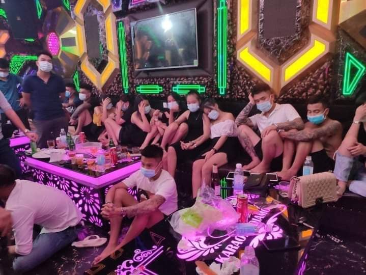 29 thanh, thiếu ni&ecirc;n mở đại tiệc ma tu&yacute; trong qu&aacute;n karaoke - Ảnh 1.