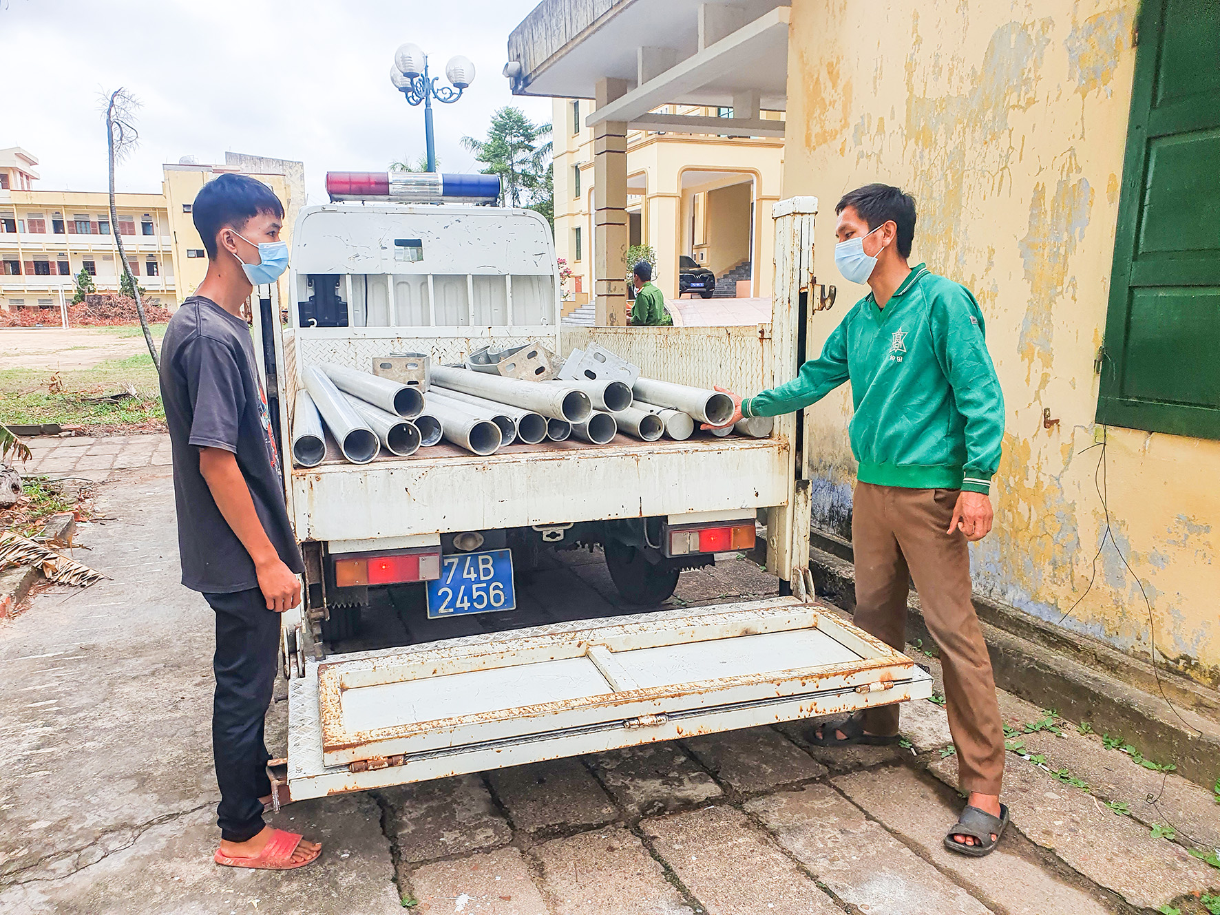 Thiếu tiền tiêu xài, 2 thanh niên tháo lan can hàng loạt cây cầu mang đi bán