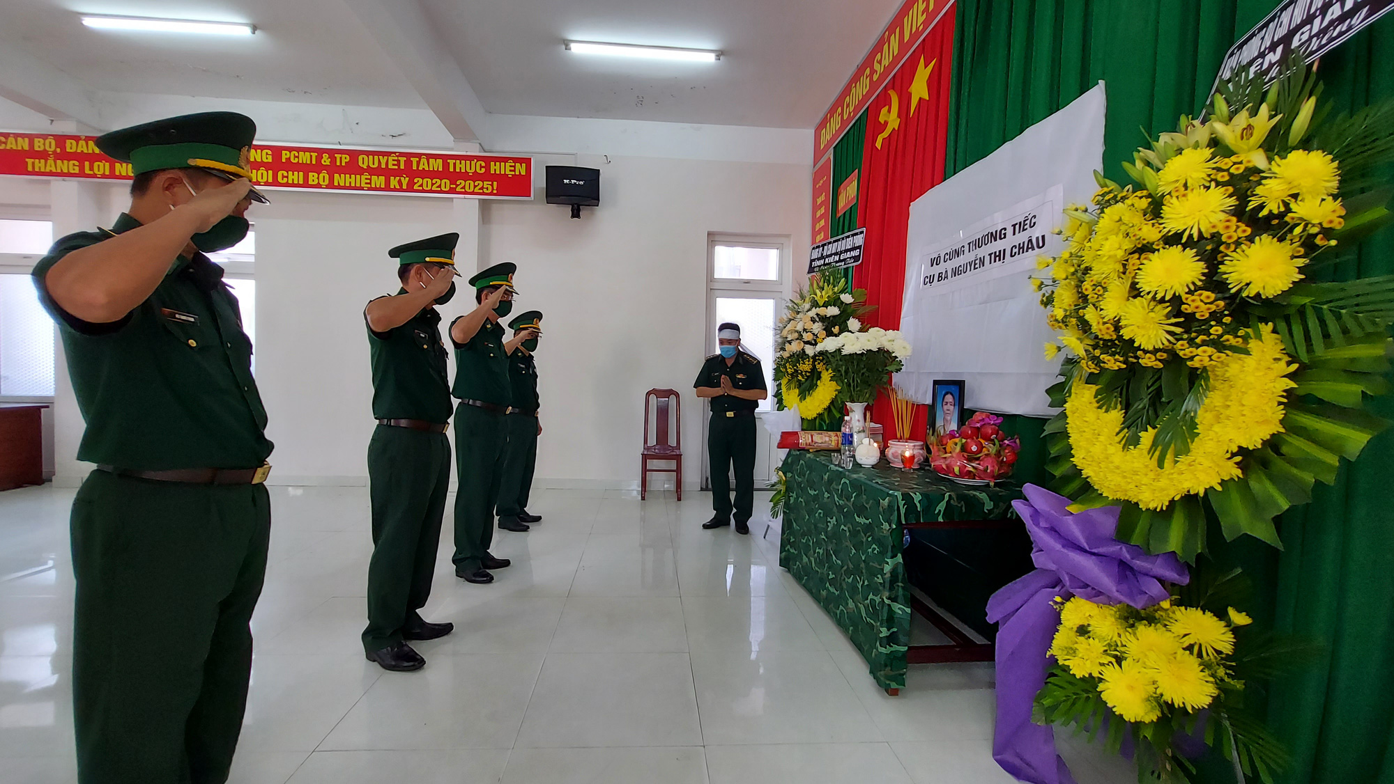 2 cán bộ biên phòng không về chịu tang mẹ vì nhiệm vụ chống Covid-19