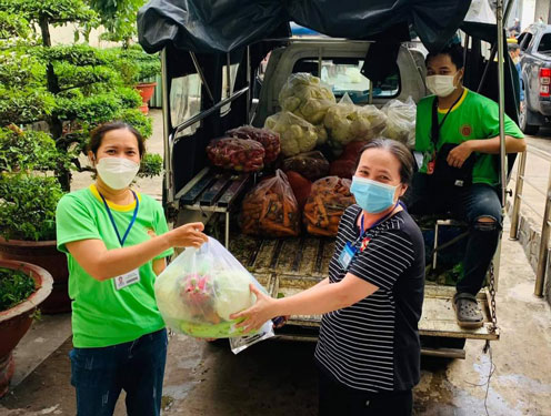 Hỗ trợ thực phẩm cho công nhân khó khăn