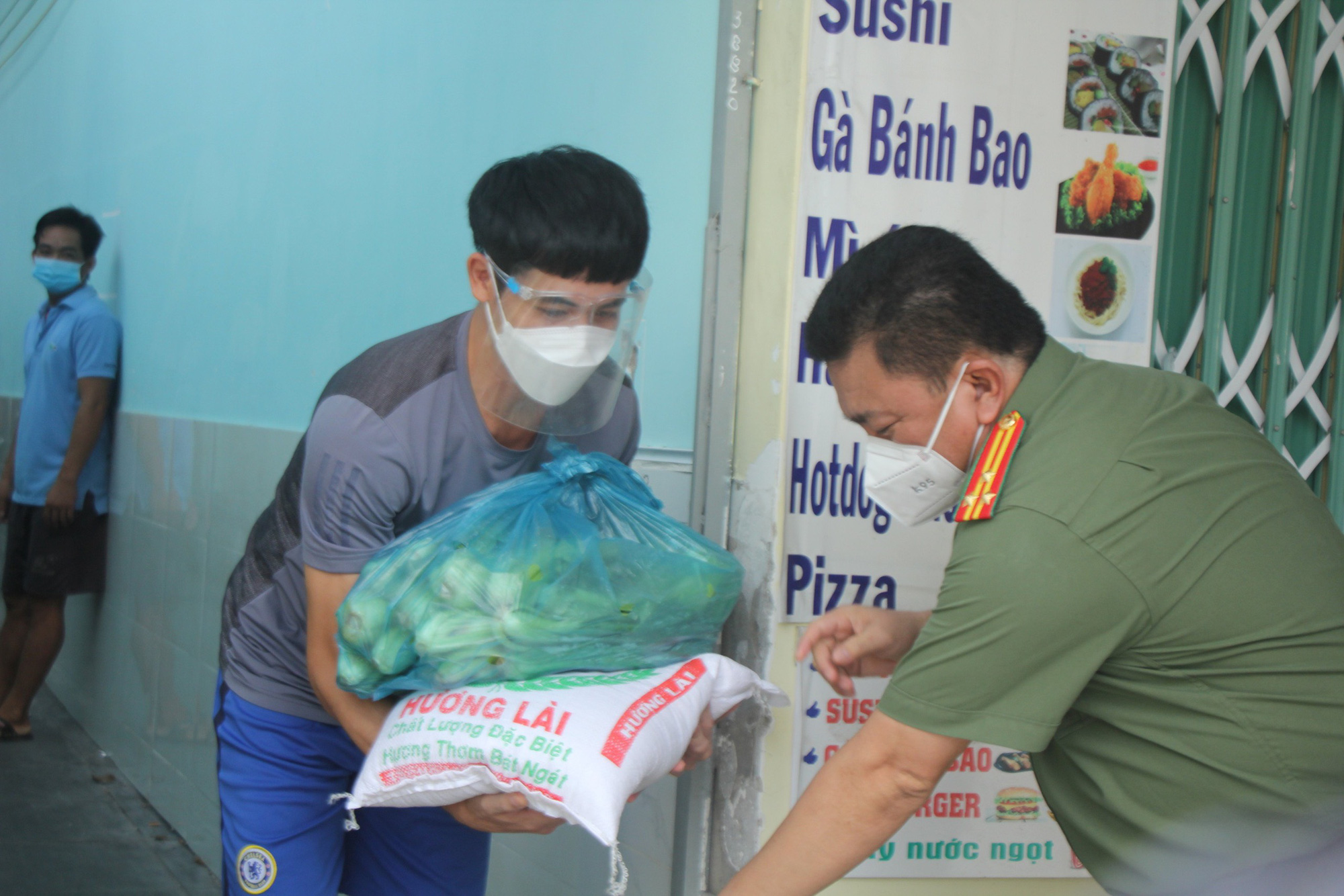 Lãnh đạo Công an TP HCM trao quà tận tay người gặp khó do dịch bệnh
