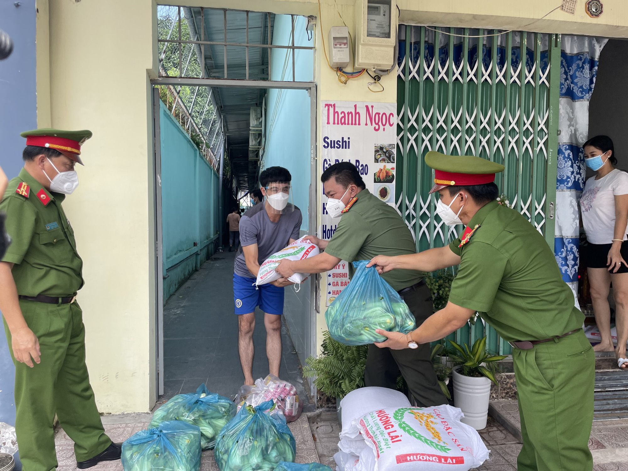 Lãnh đạo Công an TP HCM trao quà tận tay người gặp khó do dịch bệnh - Ảnh 1.