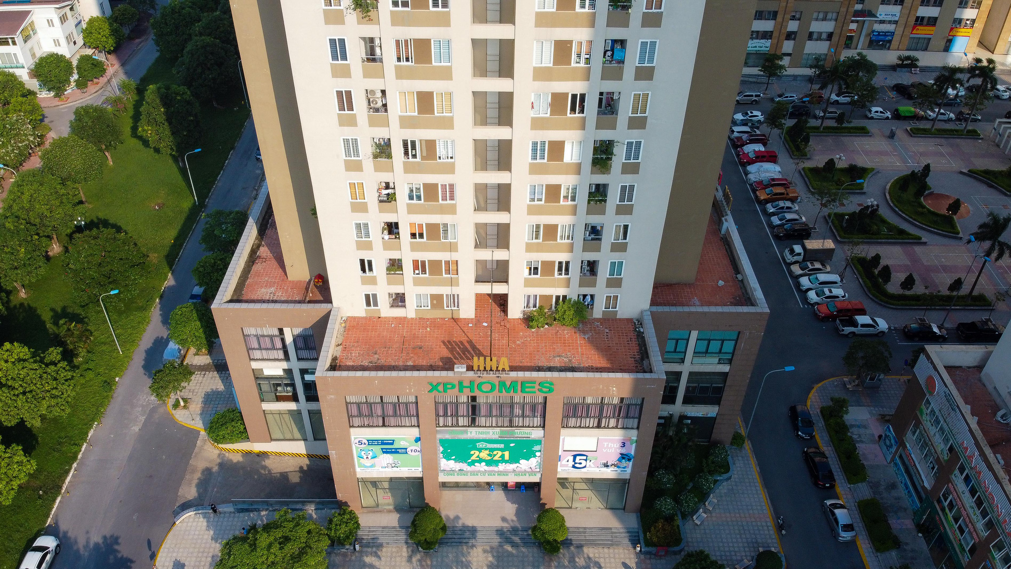 CLIP: Tạm phong toả một chung cư c&oacute; li&ecirc;n quan đến 3 ca nghi mắc Covid-19 - Ảnh 2.