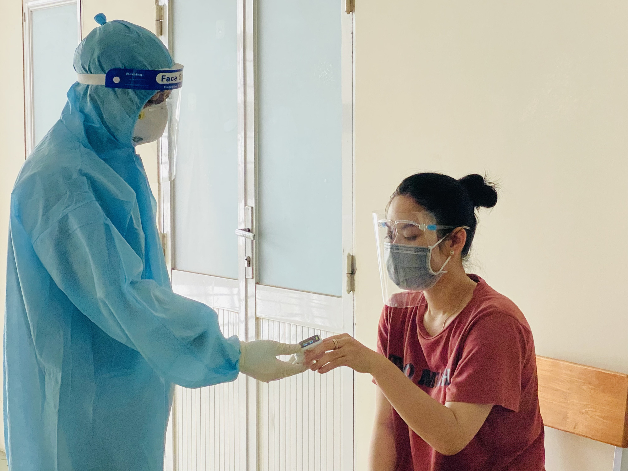 VIDEO: Một ng&agrave;y trong Bệnh viện d&atilde; chiến điều trị Covid-19 của TP Thủ Đức - Ảnh 2.