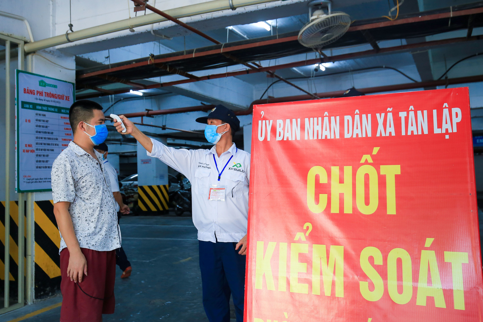 CLIP: Tạm phong toả một chung cư c&oacute; li&ecirc;n quan đến 3 ca nghi mắc Covid-19 - Ảnh 7.