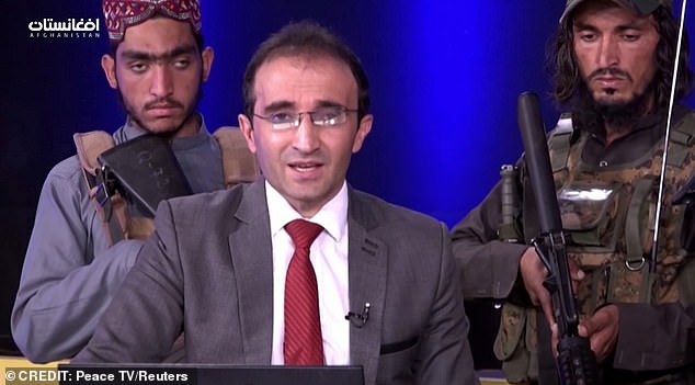 Phát thanh viên Afghanistan đưa tin giữa vòng vây súng ống Taliban