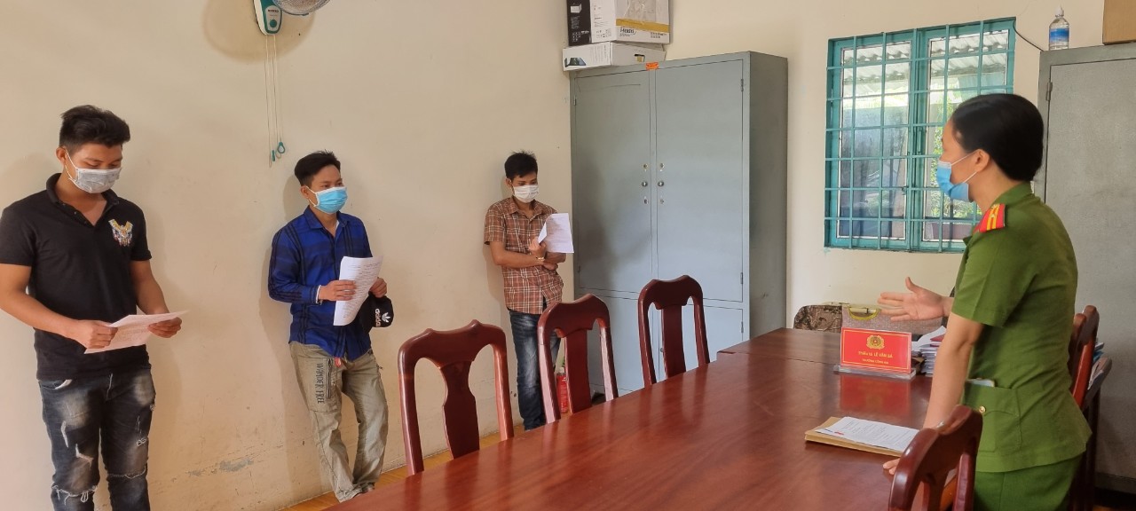 Tụ tập ăn nhậu rồi chửi lộn, 3 đối tượng bị phạt 45 triệu đồng