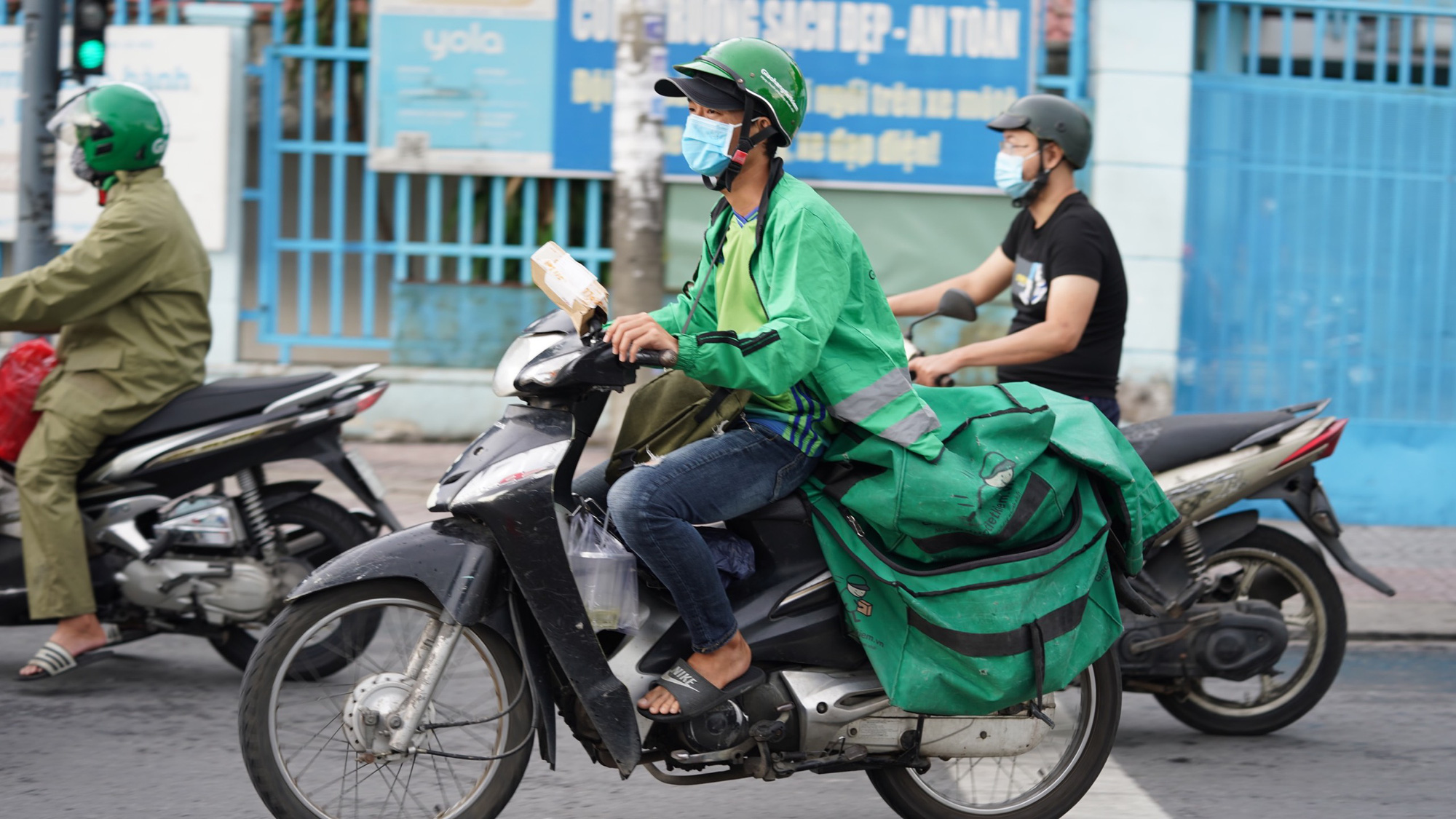Đề nghị không áp dụng giá dịch vụ giao hàng giờ cao điểm