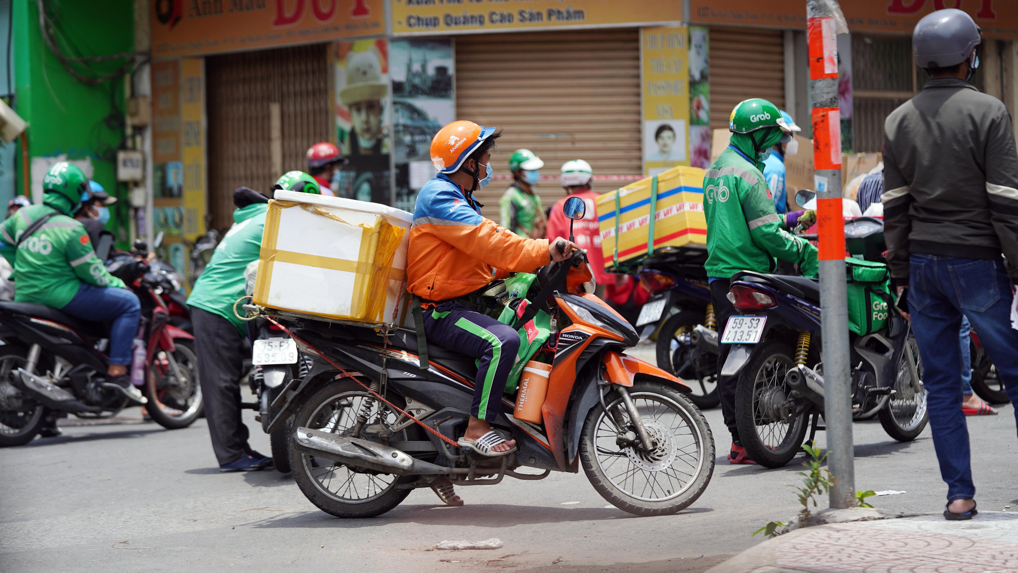 Đề nghị các doanh nghiệp chấn chỉnh công tác xét nghiệm Covid-19 cho shipper