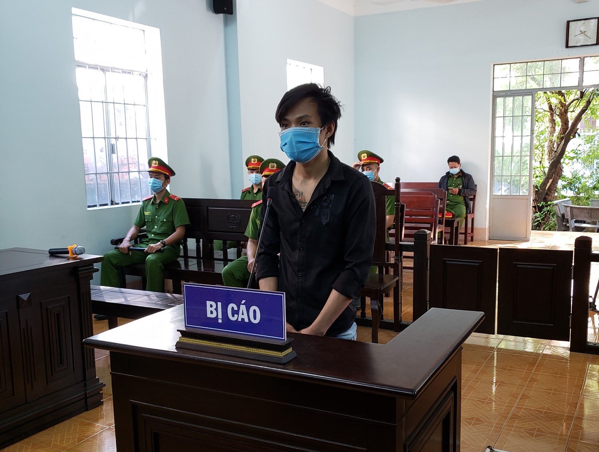 C&aacute;c đối tượng vượt chốt kiểm dịch, chống người thi h&agrave;nh c&ocirc;ng vụ l&atilde;nh &aacute;n t&ugrave; - Ảnh 1.