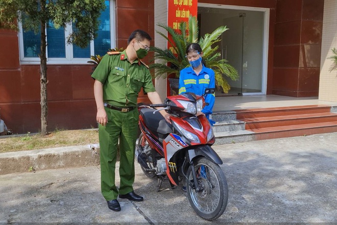 Nữ công nhân môi trường đô thị bị cướp được tặng xe máy