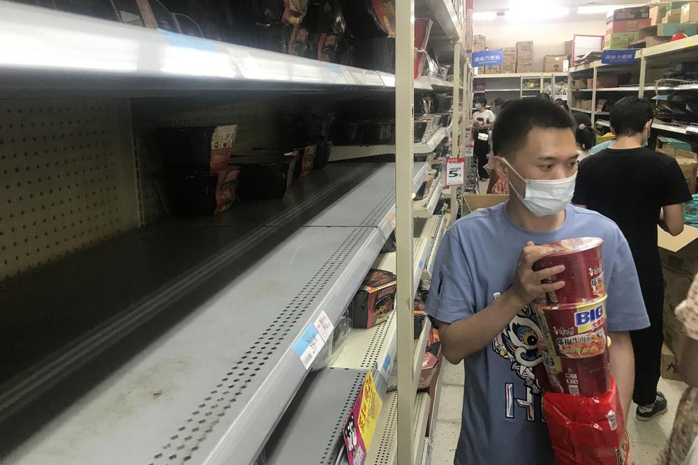 Vũ Hán trở lại những ngày đầu chống dịch, người dân mua sắm hoảng loạn