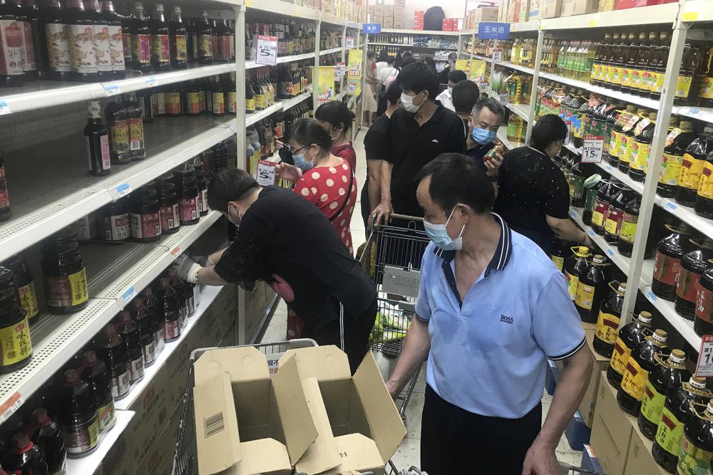 Vũ H&aacute;n trở lại những ng&agrave;y đầu chống dịch, người d&acirc;n mua sắm hoảng loạn - Ảnh 4.