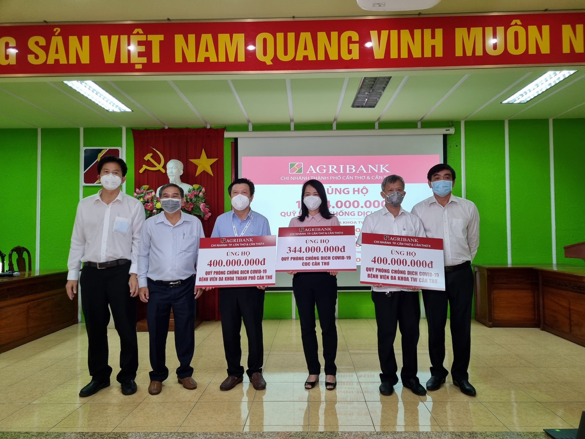 Chi nhánh Agribank ở Cần Thơ, Sóc Trăng tiếp tục ủng hộ quỹ phòng, chống dịch Covid-19.